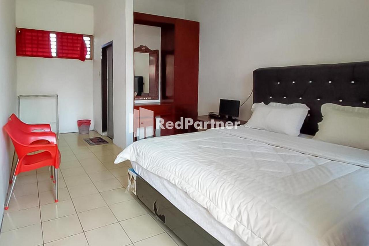 Bernard Guest House & Resto Redpartner Ambarita Exterior photo