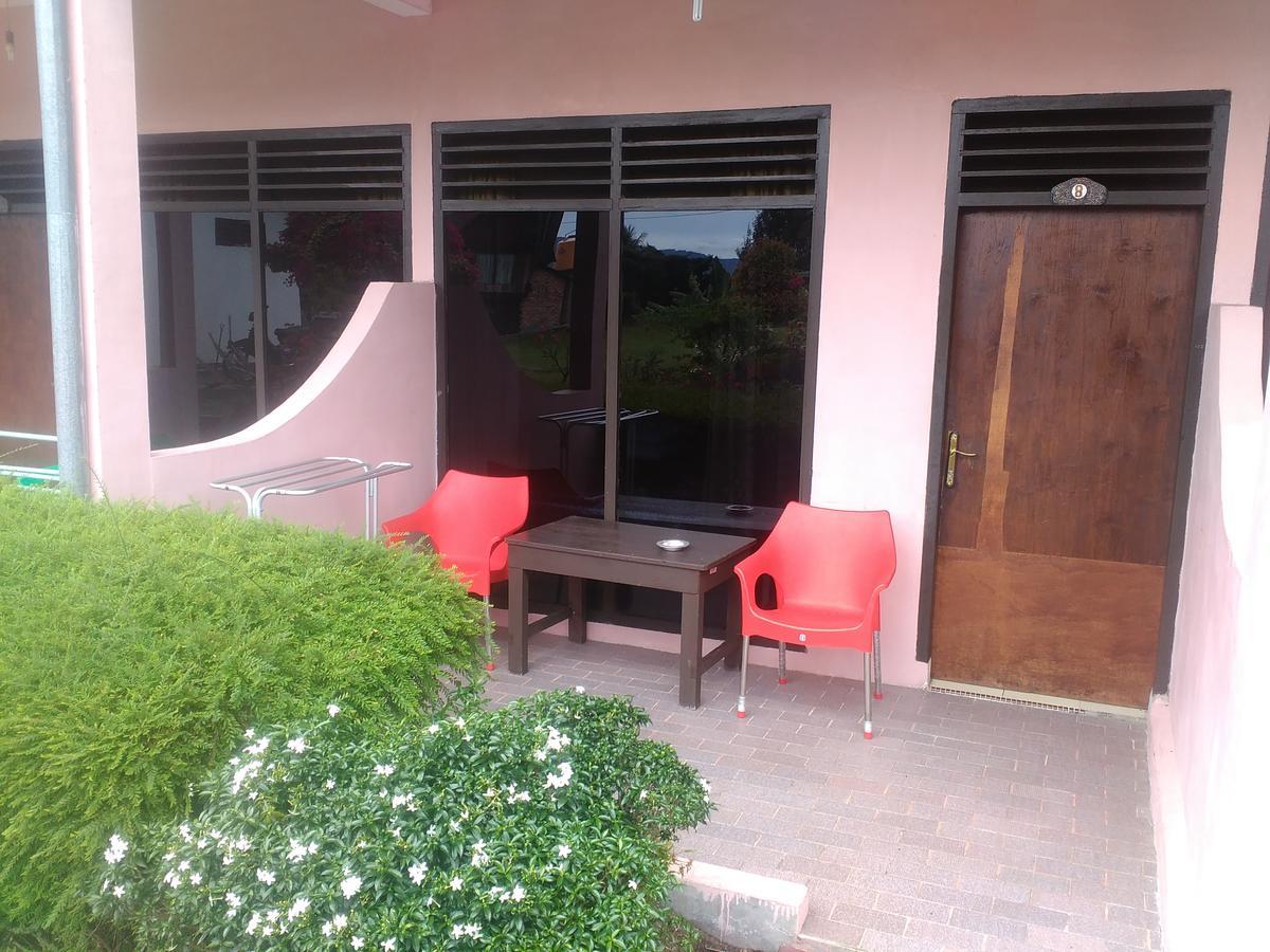 Bernard Guest House & Resto Redpartner Ambarita Exterior photo